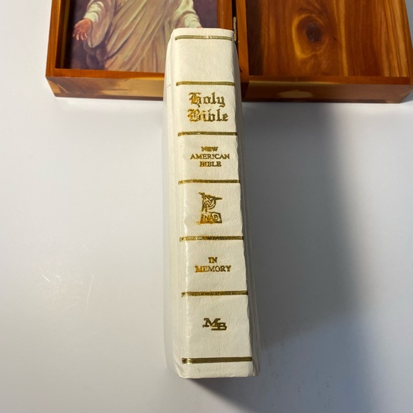 Vintage 1976 Catholic Illustrated Holy Bible Memorial Edition in Wood Cedar Box - Picture 3 of 11
